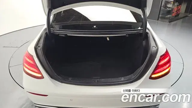 Mercedes-Benz E-Class 2019 — Şəkil 32/33
