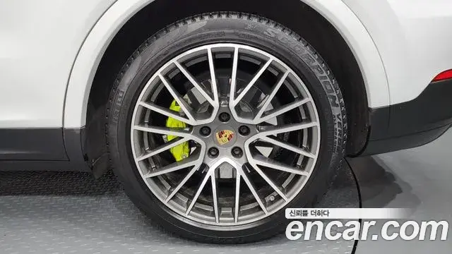 Porsche Cayenne 2020 — ფოტო 5/38