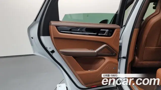 Porsche Cayenne 2020 — ფოტო 4/38