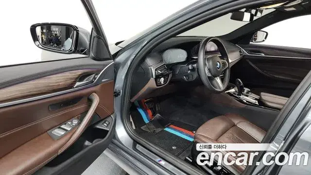 BMW 5 Series 2019 — Фото 10/20