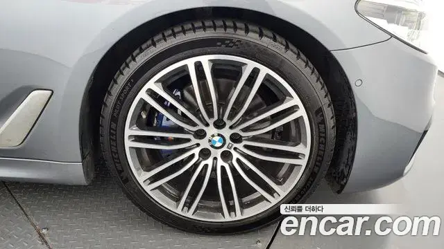 BMW 5 Series 2019 — ფოტო 18/33