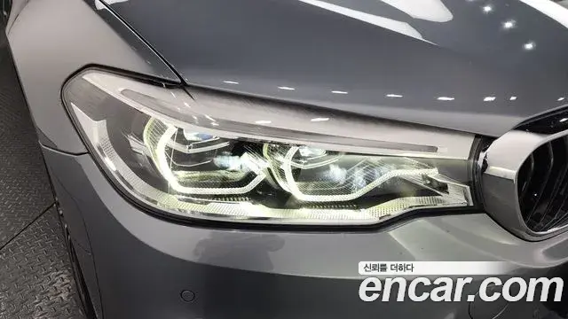 BMW 5 Series 2019 — ფოტო 8/33