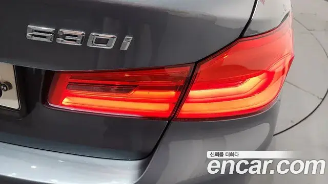 BMW 5 Series 2019 — ფოტო 28/33