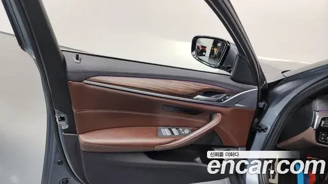 BMW 5 Series 2019 — ფოტო 19/33