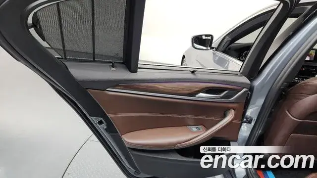 BMW 5 Series 2019 — ფოტო 14/33