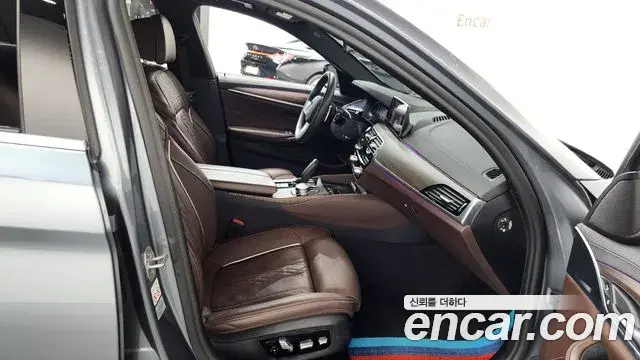 BMW 5 Series 2019 — ფოტო 24/33