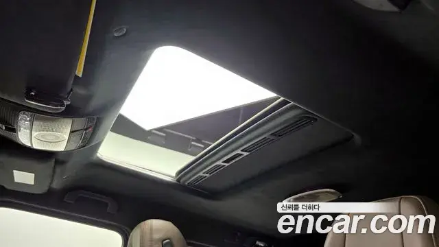 Mercedes-Benz G-Class 2025 — Photo 8/33