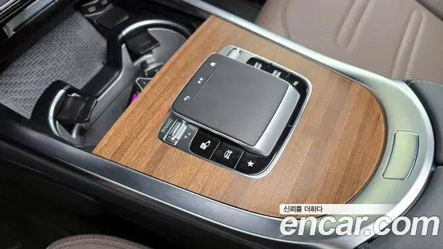 Mercedes-Benz G-Class 2025 — Photo 17/33