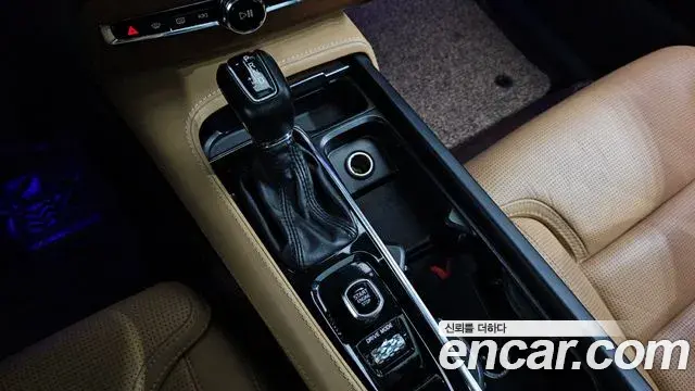 Volvo XC90 2018 — Şəkil 9/20