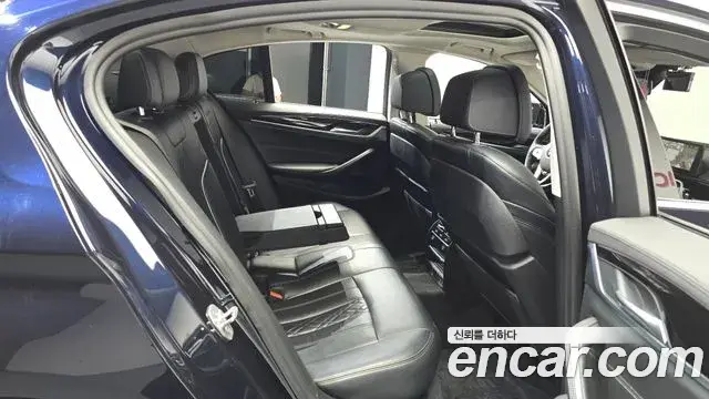 BMW 5 Series 2019 — Photo 22/32