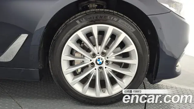 BMW 5 Series 2019 — Photo 28/32