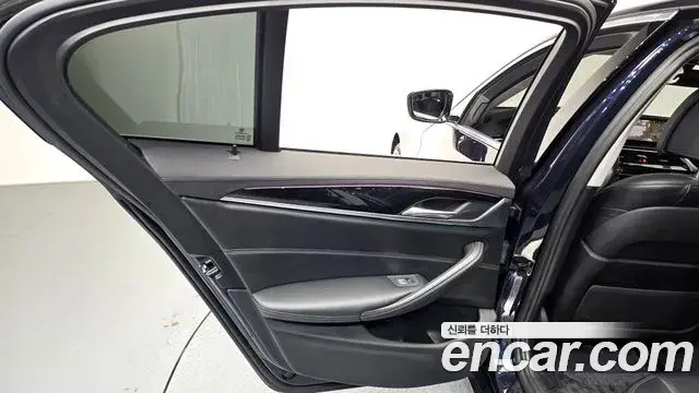 BMW 5 Series 2019 — Photo 8/32