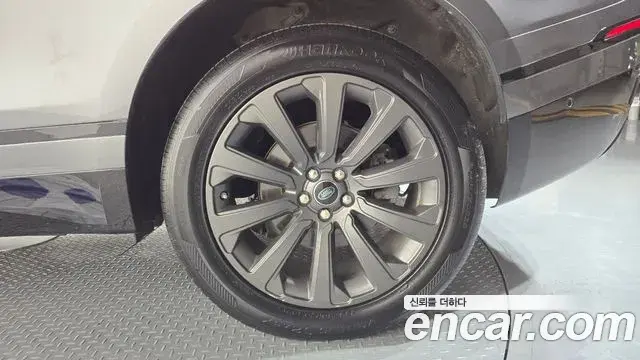 Land Rover Range Rover Velar 2018 — Şəkil 28/31