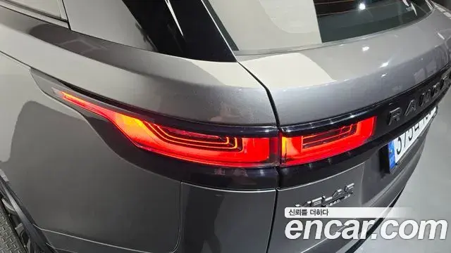 Land Rover Range Rover Velar 2018 — Şəkil 11/31