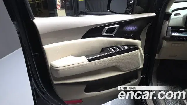 Kia Carnival 2022 — ფოტო 7/34