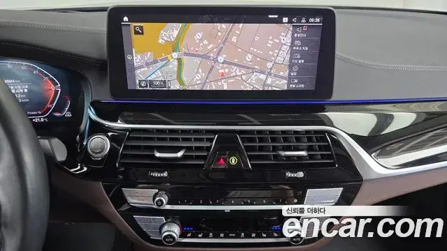 BMW 5 Series 2022 — Photo 27/33