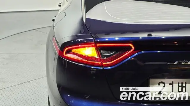Kia Stinger 2018 — Şəkil 25/30