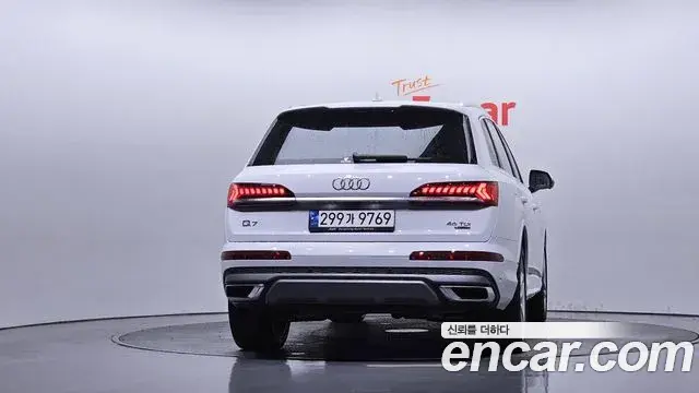 Audi Q7 2023 — ფოტო 28/33