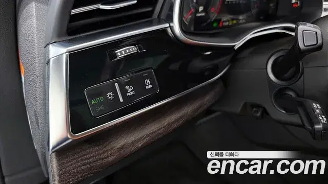 Audi Q7 2023 — ფოტო 22/33