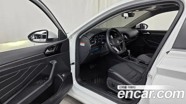 Volkswagen Jetta 2023 — ფოტო 28/34