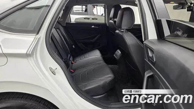 Volkswagen Jetta 2023 — ფოტო 33/34