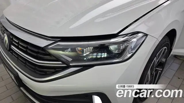 Volkswagen Jetta 2023 — ფოტო 17/34