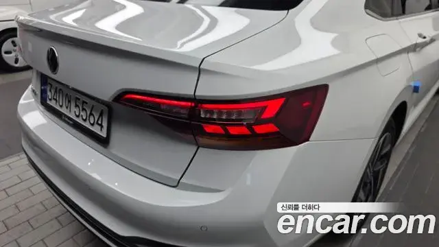 Volkswagen Jetta 2023 — ფოტო 23/34