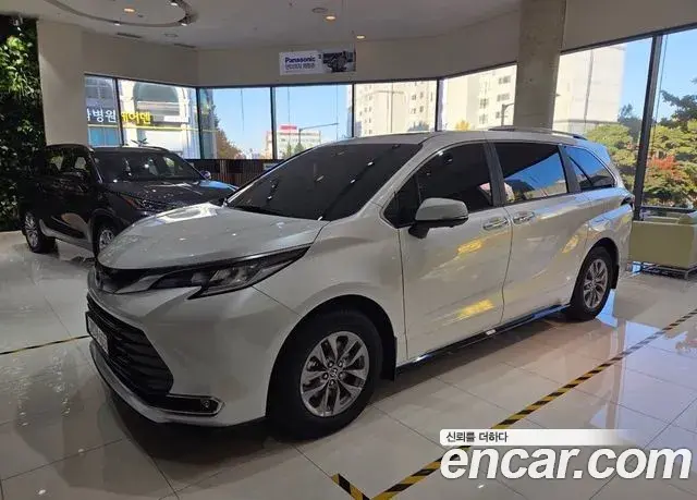 Toyota Sienna 2025 — ფოტო 1/9