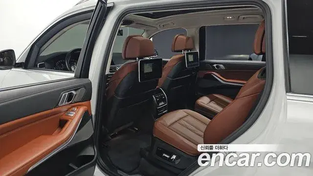 BMW X7 2021 — ფოტო 13/20