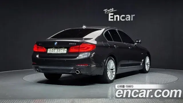 BMW 5 Series 2018 — ფოტო 21/32