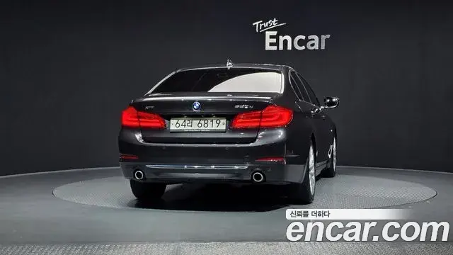 BMW 5 Series 2018 — ფოტო 17/32