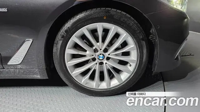BMW 5 Series 2018 — ფოტო 27/32