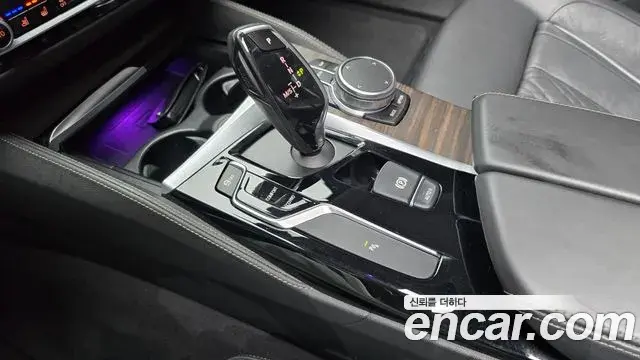 BMW 5 Series 2018 — ფოტო 19/32