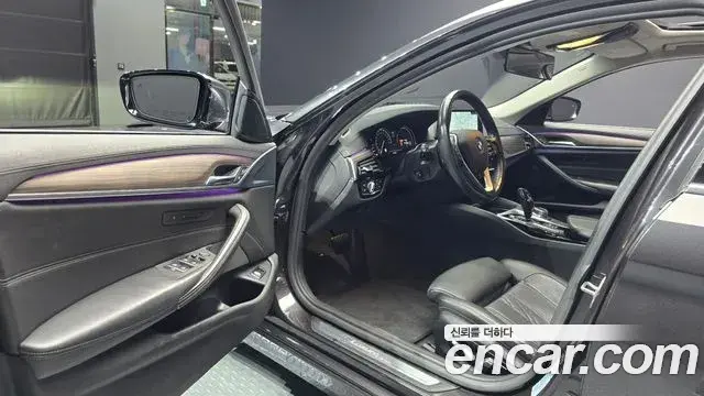 BMW 5 Series 2018 — ფოტო 32/32