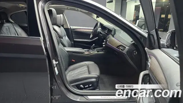 BMW 5 Series 2018 — ფოტო 22/32