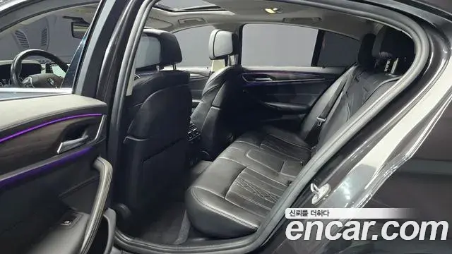 BMW 5 Series 2018 — ფოტო 14/32
