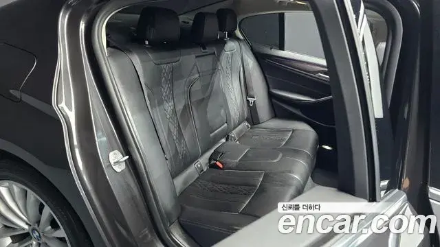 BMW 5 Series 2018 — ფოტო 25/32