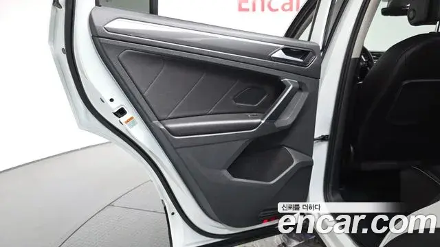 Volkswagen Tiguan 2018 — Photo 27/32