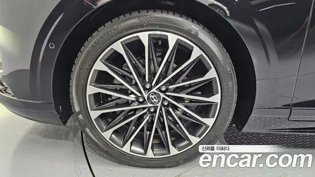 Hyundai Grandeur Hybrid 2023 — Photo 30/37