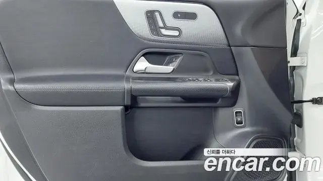 Mercedes-Benz GLB-Class 2021 — ფოტო 12/17