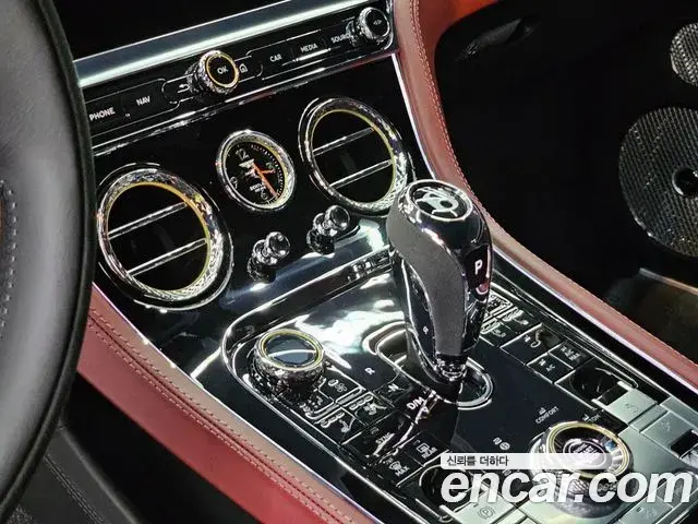 Bentley Continental GT 2023 — ფოტო 18/20