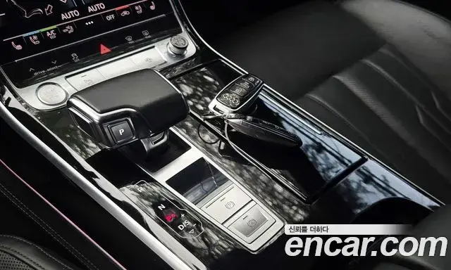 Audi A8 2020 — Фото 12/20