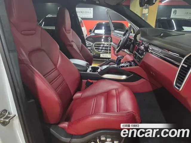 Porsche Cayenne 2021 — ფოტო 14/20
