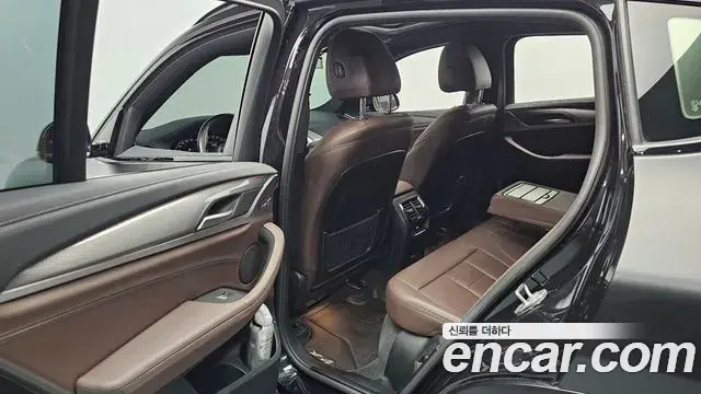 BMW X4 2021 — Şəkil 28/36