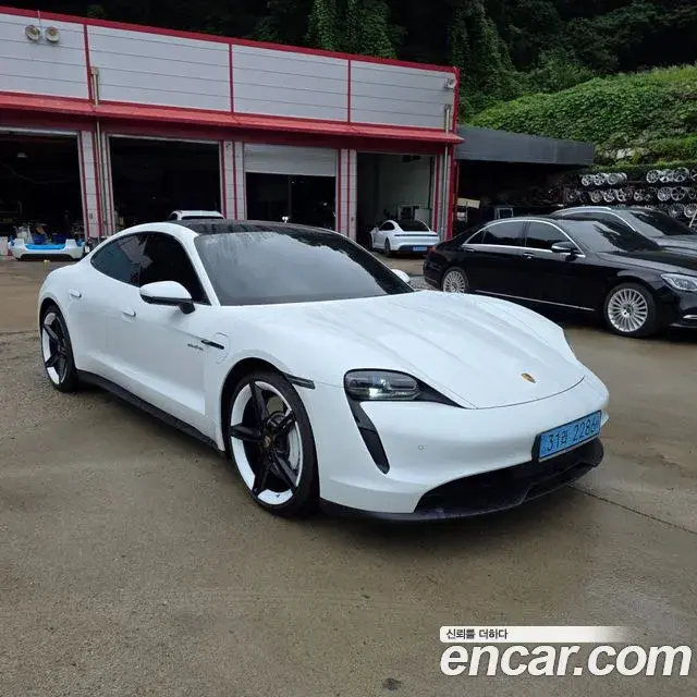Porsche Taycan 2022 — Şəkil 18/20