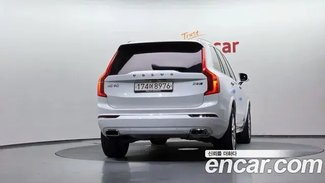 Volvo XC90 2018 — ფოტო 8/38