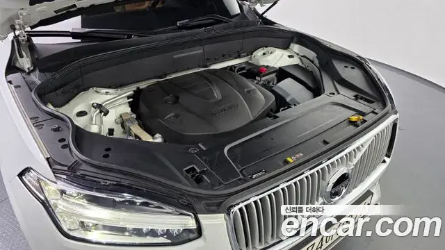 Volvo XC90 2018 — ფოტო 32/38