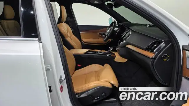Volvo XC90 2018 — ფოტო 4/38
