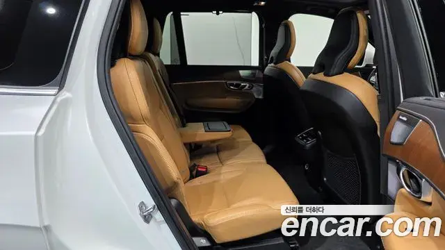 Volvo XC90 2018 — ფოტო 26/38