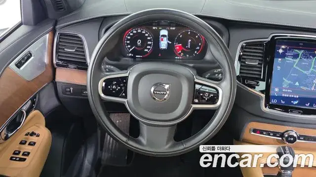 Volvo XC90 2018 — ფოტო 28/38